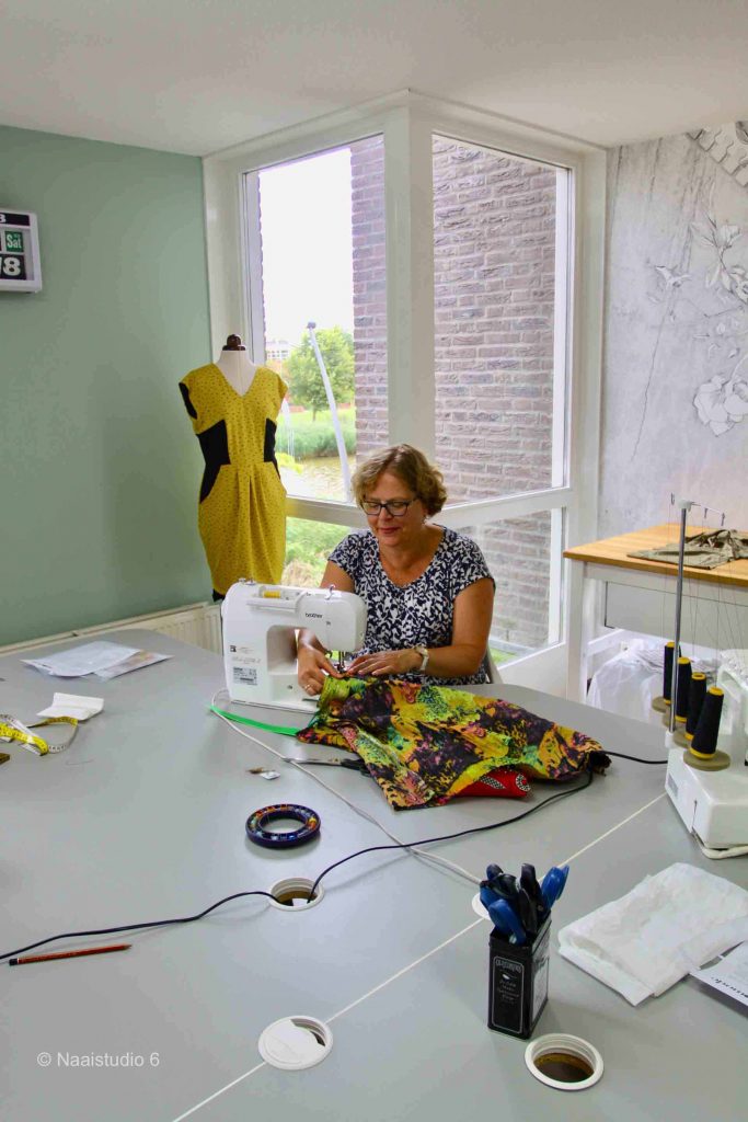 cursist-aan-het-wer-achter-de-naaimachine-naaistudio6 cursist-aan-het-wer-achter-de-naaimachine-naaistudio6
