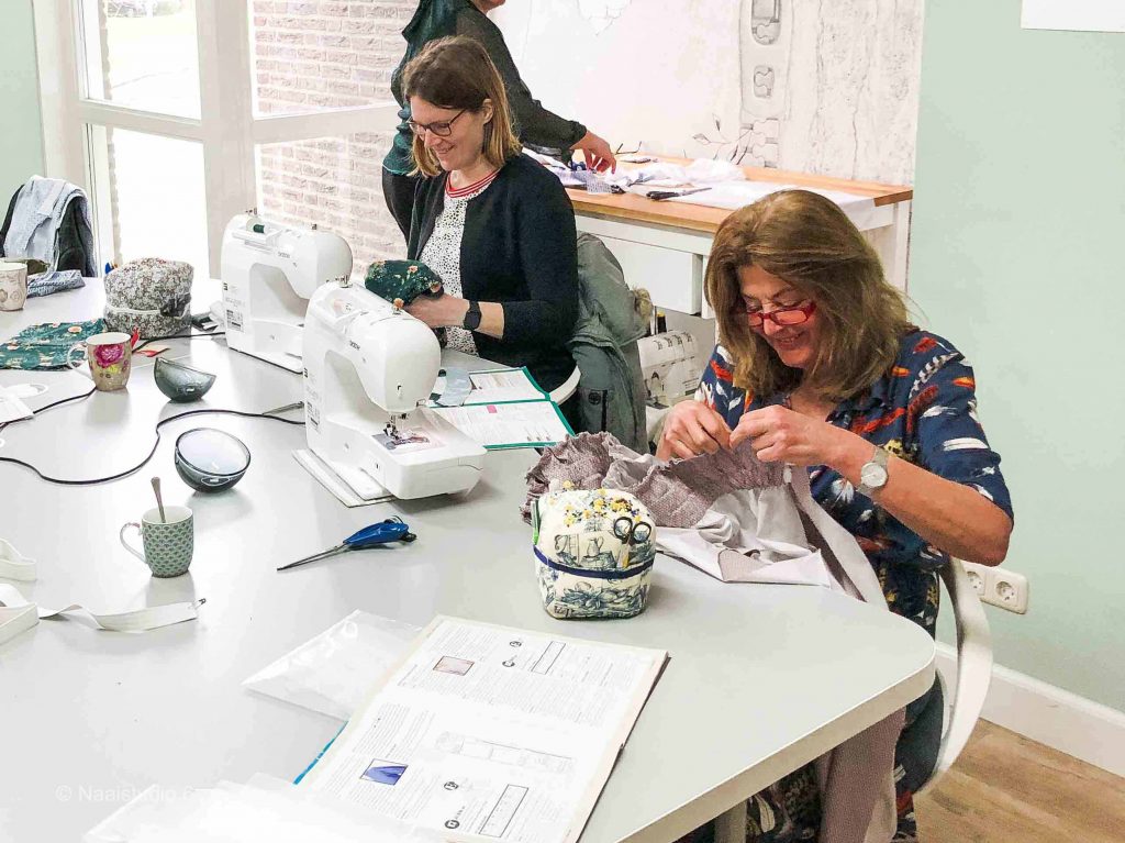 cursisten-achter-naaimachine-aan-het-werk-naaistudio6 cursisten-achter-naaimachine-aan-het-werk-naaistudio6