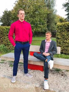 man-in-roze-blouse-zelf-genaaid-en-jong-man-in-colbert-jasje-zelf-genaaid