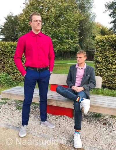 man-in-roze-blouse-zelf-genaaid-en-jong-man-in-colbert-jasje-zelf-genaaid