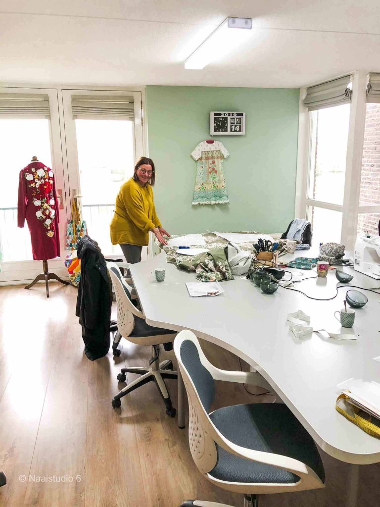 vrouw-knipt-stof-tijdens-de-naailes vrouw-knipt-stof-tijdens-de-naailes