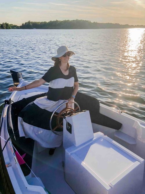 foto van de jurk op een boot