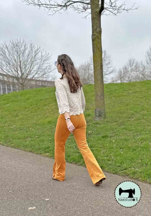 flared pants lopend achterkant zichtbaar