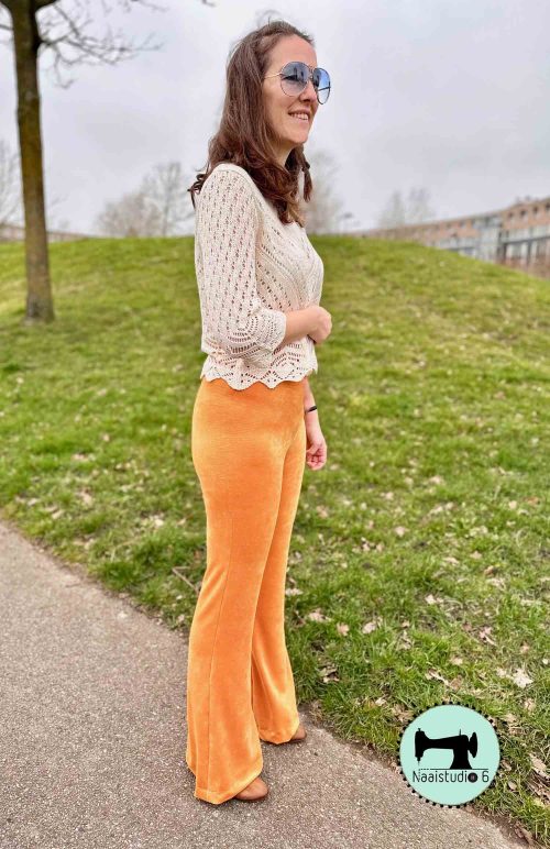 flared-pants-woman-zijkant