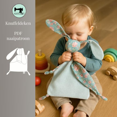 Baby speelt met zelfgemaakte knuffeldeken in konijnvorm – PDF naaipatroon voor zachte babydeken, geschikt voor beginners.