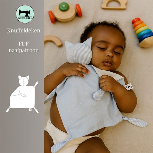 Een baby slaapt op zijn rug en knuffelt een zachte, lichtblauwe knuffeldoek in de vorm van een kattenkop. De knuffeldoek heeft strepen en stippen en de baby ligt op een lichte ondergrond, omringd door houten speelgoed. De afbeelding bevat ook tekst in het Nederlands: 'Knuffeldeken PDF naaipatroon' en een schematische weergave van het patroon