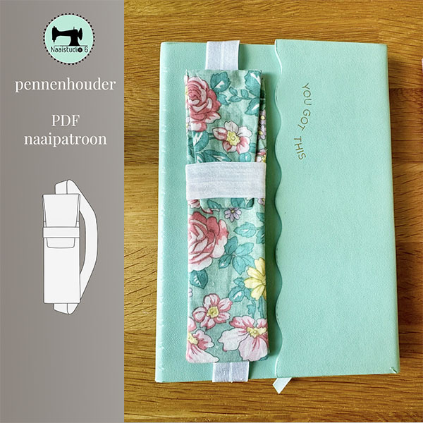 Een thumbnailafbeelding van een naaipatroon voor een pennenhouder. Aan de linkerkant staat op een donkere achtergrond de tekst "pennenhouder PDF naaipatroon" met een illustratie van het patroon. Aan de rechterkant ligt een mintgroene agenda met de tekst "YOU GOT THIS" erop. Een afgewerkt pennenetui van een bloemige stof met een witte elastische band is om de agenda geschoven